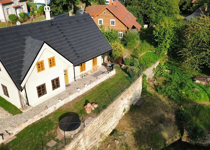 Semesterbostad Slunecna Roubenka U Splavu Dvůr Králové nad Labem